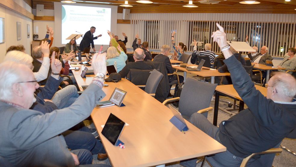 Auf Antrag von SPD-Ratsfrau Laura Kruse von der Fraktion Ampel+ wurde im Gemeinderat Rhauderfehn namentlich darüber abgestimmt, ob die Planung eines Badesees an der Gronewoldstraße fortgesetzt werden soll. Mit dem Ergebnis: Die Gemeinde soll die Pläne weiterverfolgen. Foto: Astrid Fertig