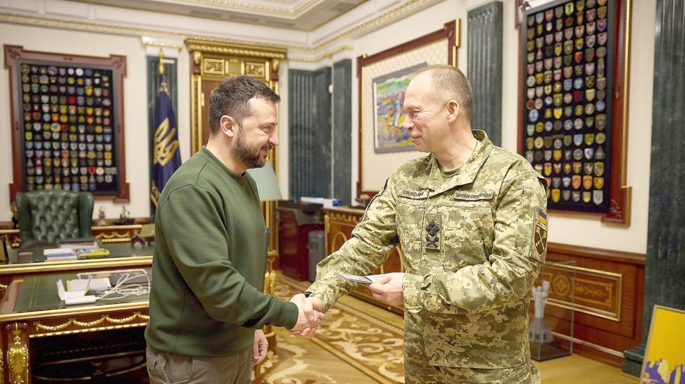 Der ukrainische Präsident Wolodymyr Selenskyj (l) und der Oberbefehlshaber Olexander Syrskyj haben Reaktionen auf mögliche Verstöße Russland gegen die Osterwaffenruhe angekündigt. (Archivbild) Foto: Ukrainisches Präsidentialamt