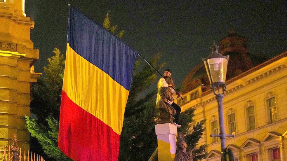 In Rumänien ist eine Autofahrerin mit zu hohem Tempo gestoppt worden. (Symboldbild) Foto: Vadim Ghirda/AP/dpa