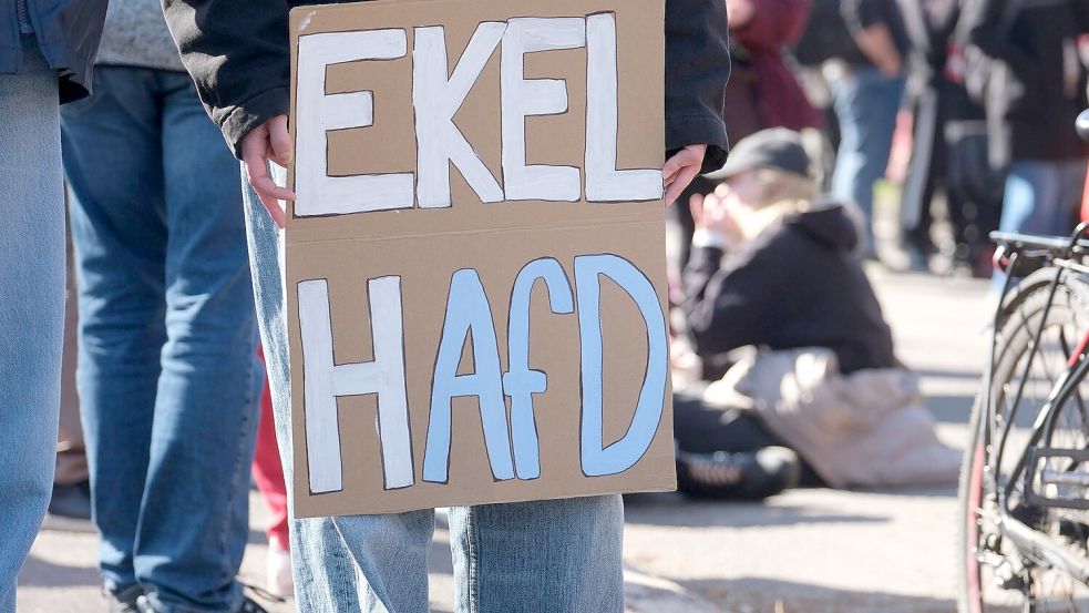 An fünf angemeldeten Versammlungen haben laut Polizei mehrere Hundert Personen teilgenommen. Foto: Sebastian Willnow/dpa