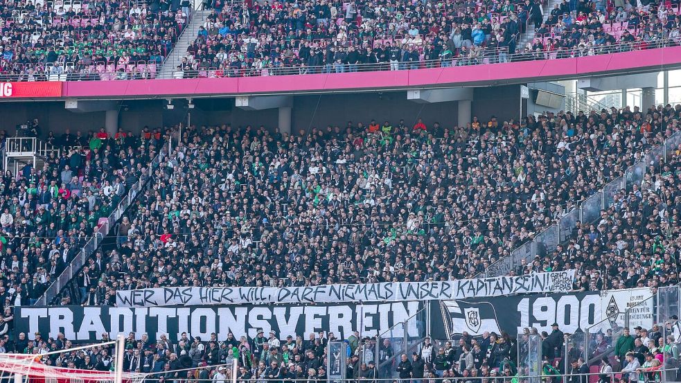 Fans von Borussia Mönchengladbach mit einem Banner über den künftigen Leipziger Reitz. Foto: Jan Woitas