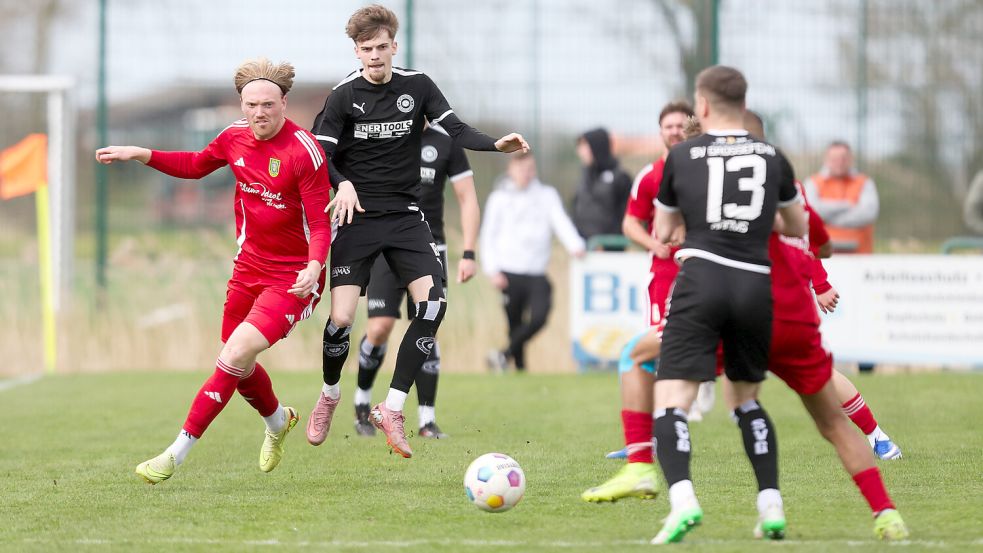 Der TuS Pewsum und SV Großefehn liefern sich ein enges Duell um die Bezirksliga-Meisterschaft. Foto: Jens Doden/Emden