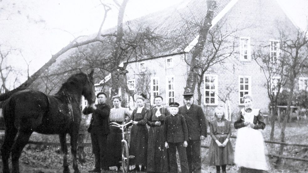 Dieses Bild zeigt die Familie Erchinger vor ihrem Hof in Nortmoor um 1910. Foto: privat