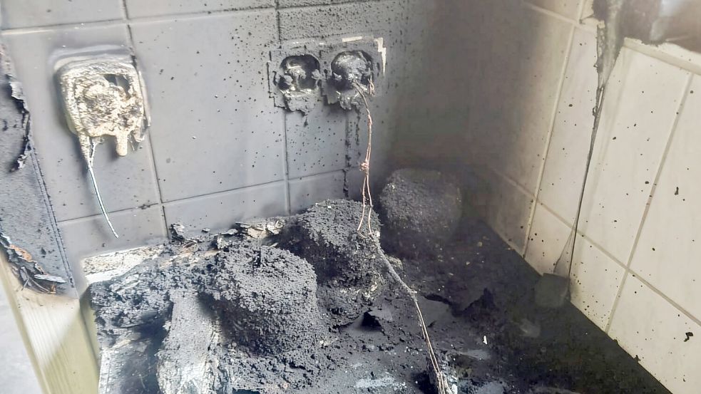 Auf einer Fensterbank waren Akkus in Brand geraten. Foto: Andreas Bruns, Feuerwehr Weener