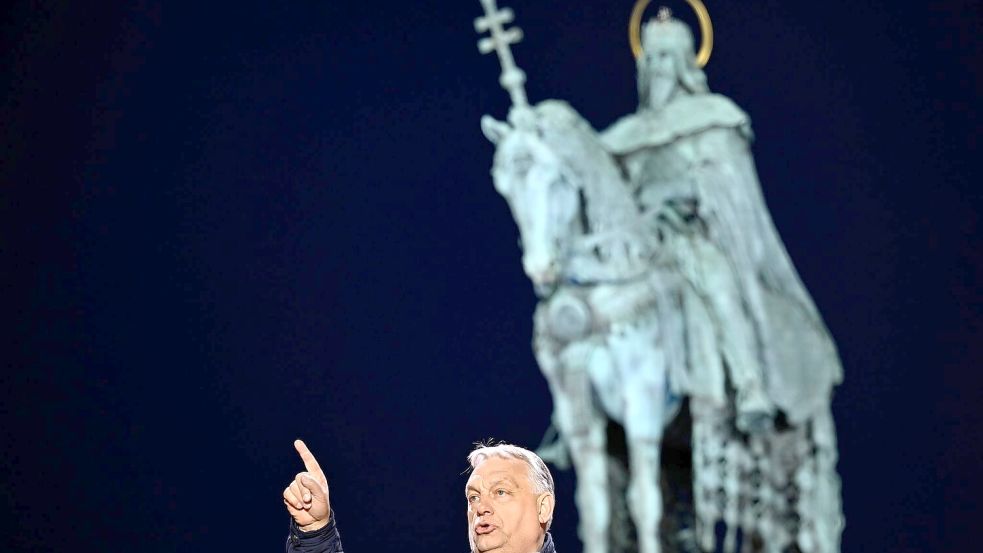Ungarns Ministerpräsident Viktor Orban hofft, am Sonntag die Parlamentswahl gegen seinen chancenreichen Herausforderer Peter Magyar zu gewinnen. Foto: Petr David Josek