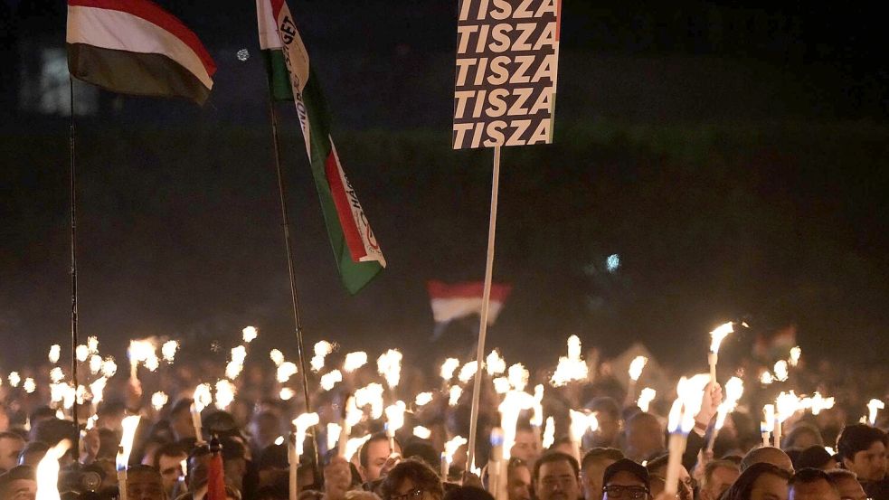 Anhänger von Peter Magyar, dem Vorsitzenden der oppositionellen Tisza-Partei, halten bei der Wahlkampfveranstaltung ihre beleuchteten Handys hoch. Foto: Darko Bandic