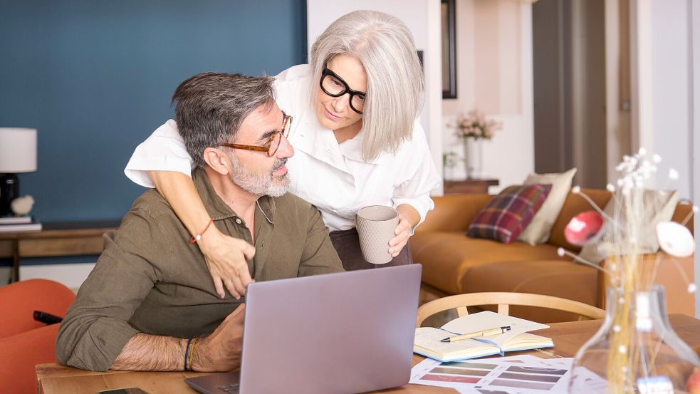 Das Ehegattensplitting lohnt sich für Paare mit ungleicher Einkommensverteilung. Foto: IMAGO/Westend61