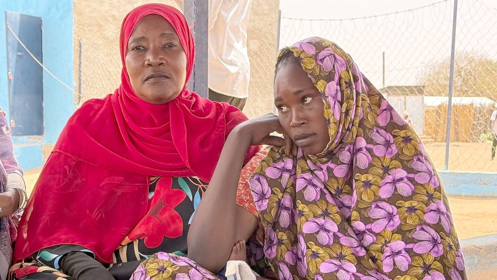 Yeman Mohamat Ramadan (links) engagiert sich im Flüchtlingslager für Frauenrechte und will die Mauer des Schweigens über Gewalt durchbrechen. Foto: Eva Krafczyk