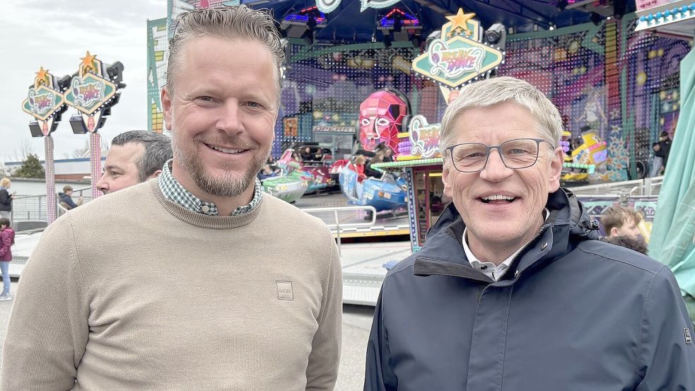 Der Vorsitzende des Schaustellerverbands Ostfriesland, Timo von Halle (links), und Auricher Bürgermeister Horst Feddermann stehen im engen Austausch über alternative Plätze für Märkte in Aurich. Foto: Lasse Paulsen