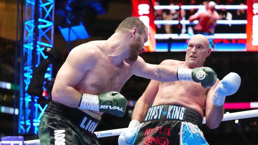 Tyson Fury: Viele Schläge von Arslanbek Machmudow gehen ins Leere. Foto: Bradley Collyer/PA/AP/dpa
