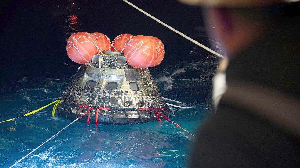 Die Orion-Raumkapsel wird vor der Küste Kaliforniens geborgen. Foto: NASA/Joel Kowsky/(NASA/Joel Kows