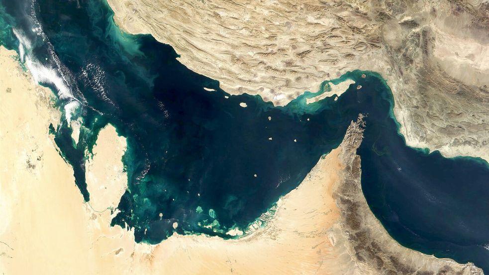 Der Schiffsverkehr durch die Straße von Hormus ist wichtig für die Weltwirtschaft. (Archivbild) Foto: -/The Visible Earth/NASA/dpa