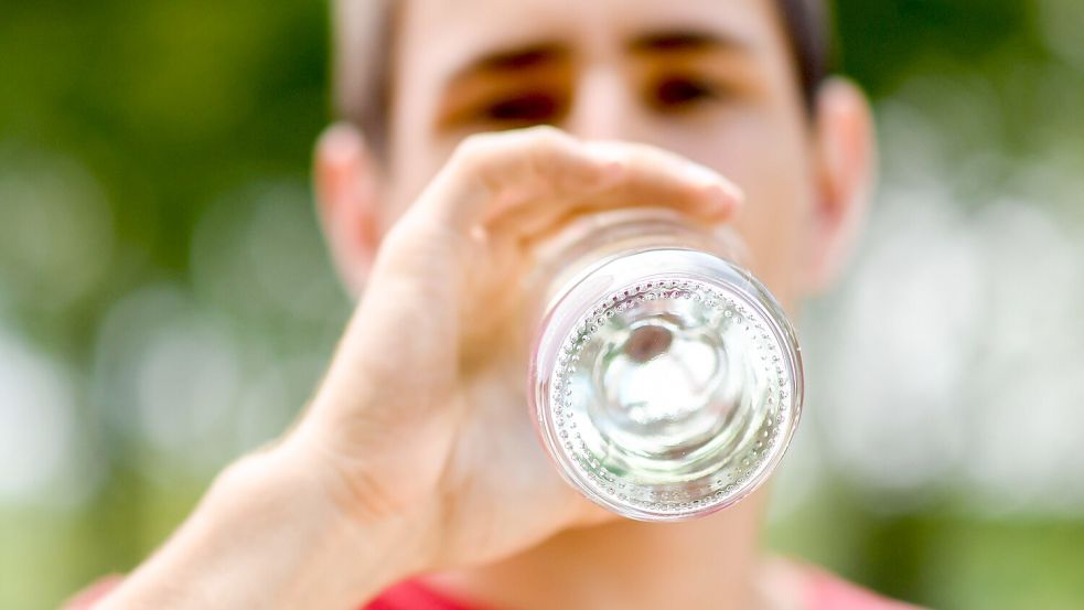 Auch Arbeitslose haben Durst. Um diesen zu stillen, bekommen sie außer der Reihe ein paar Euro mehr für Mineralwasser. Foto: dpa/Tobias Hase