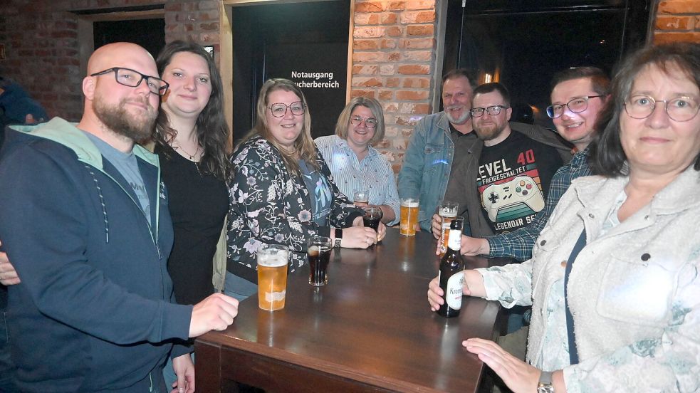 Zahlreiche Gäste waren zur offiziellen Eröffnung der Friesenscheune in Burlage gekommen. Mit Unterstützung vieler Helfer konnte die Räume der früheren Kult-Disco „Top Ten“ an der Forststraße komplett renoviert werden und erstrahlen nun im neuen Glanz. Foto: Holger Weers