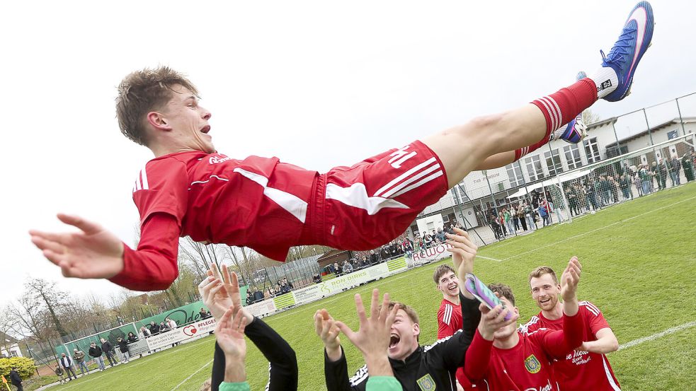 Doppelpacker Hauke Westermann wurde von seinen Mitspielern nach dem 4:0-Sieg von seinen Teamkollegen Hochleben lassen.