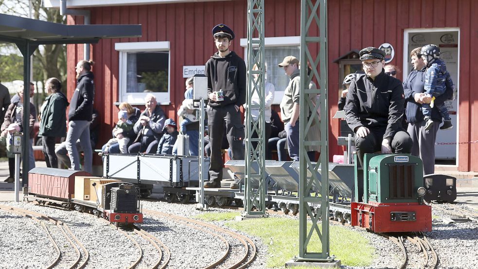 Das Andampfen der Minibahn lockte am Wochenende viele Besucherinnen und Besucher an den Bahnhof. Foto: Jens Doden/Emden