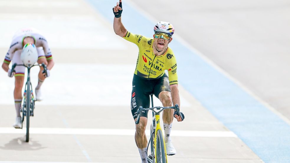 Wout van Aert jubelt, Tadej Pogacar (l) ist geschlagen. Foto: Jean-Francois Badias