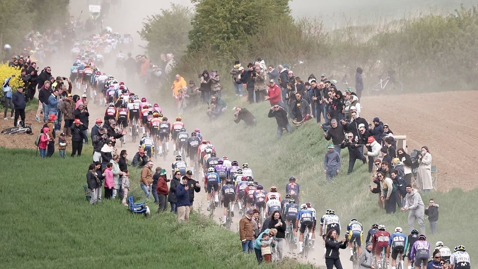 Paris-Roubaix sorgt immer wieder für Spektakel. Foto: Anne-Christine Poujoulat/AFP/dpa