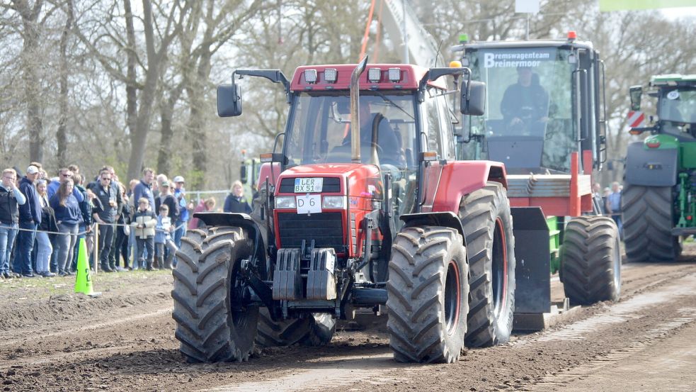 Zahlreiche Besucher waren gekommen, um dem Spektakel mit starken Maschinen zuzuschauen. Foto: Holger Weers