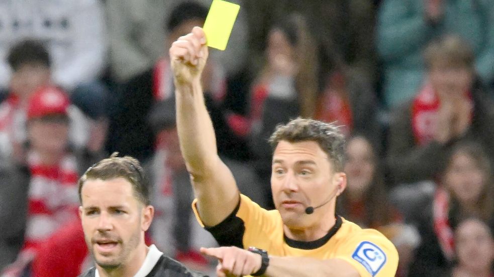 Gelb für Günter: Freiburg debattiert mit Schiedsrichter Felix Zwayer. Foto: Torsten Silz