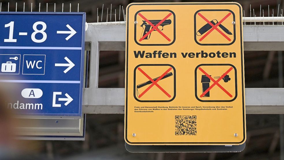 Seit dem 1. April gilt in Niedersachsen im öffentlichen Nahverkehr ein Verbot, Waffen und Messer griffbereit mitzuführen. Foto: dpa/Niklas Graeber