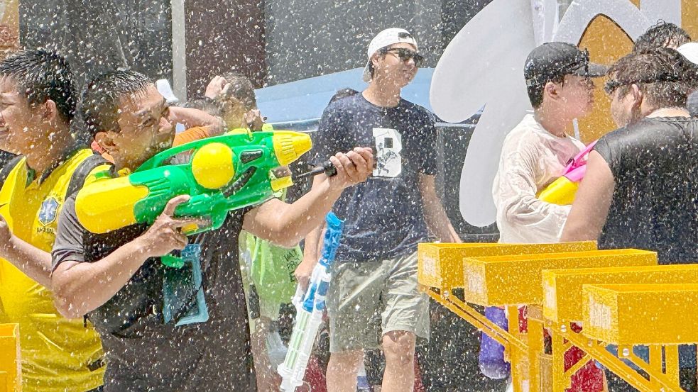 Bei der großen Hitze bieten die Wasserschlachten eine willkommene Abkühlung. Foto: Carola Frentzen/dpa