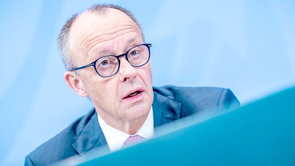 Bundeskanzler Friedrich Merz zeigt sich erleichtert über den Wahlausgang in Ungarn. Foto: Michael Kappeler/dpa