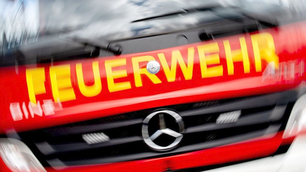 Die Feuerwehr ist am Sonntagabend in Emden zu einem Dachstuhlbrand ausgerückt. Bereits am Vormittag hatte es in dem Gebäude gebrannt. Symbolfoto: Hauke-Christian Dittrich/dpa