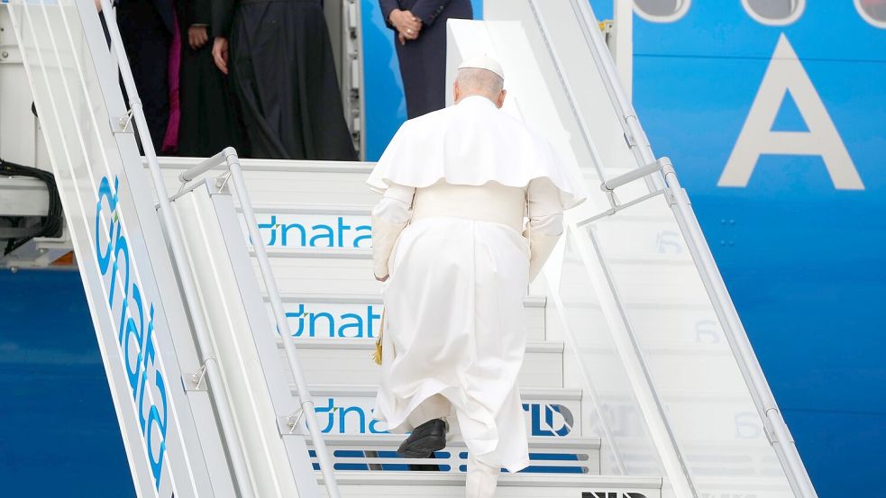 Papst Leo betritt den Flieger nach Algerien - während des Flugs geht er dann auf die Kritik von US-Präsident Trump ein. Foto: Gregorio Borgia