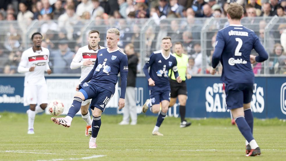 Kickers Emden (am Ball Tobias Steffen) hofft gegen Werder Bremen II am Mittwochabend auf einen Heimsieg. Foto: Jens Doden/Emden