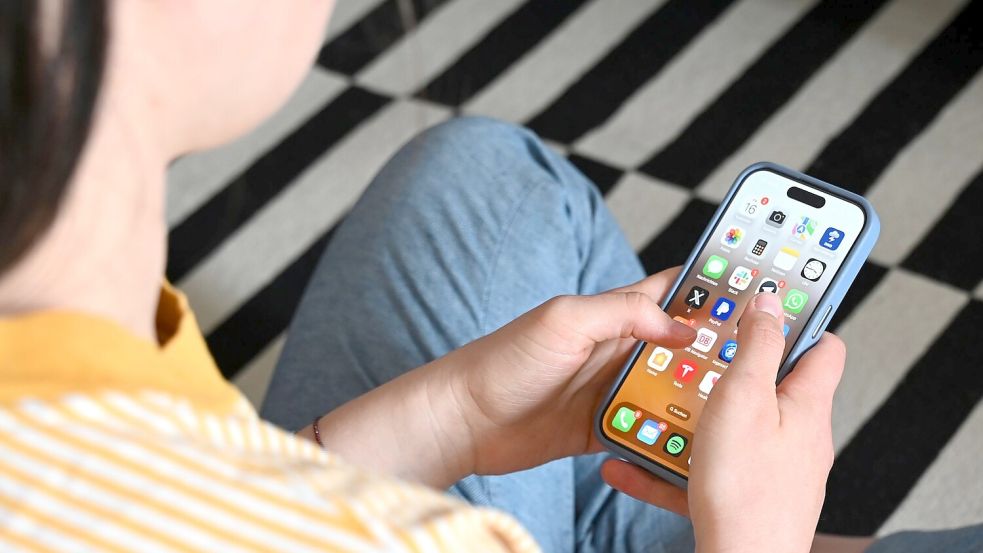 Auch in Deutschland wird debattiert, die Nutzung sozialer Netzwerke für Kinder und Jugendliche zu beschränken. (Symbolbild) Foto: Elisa Schu/dpa