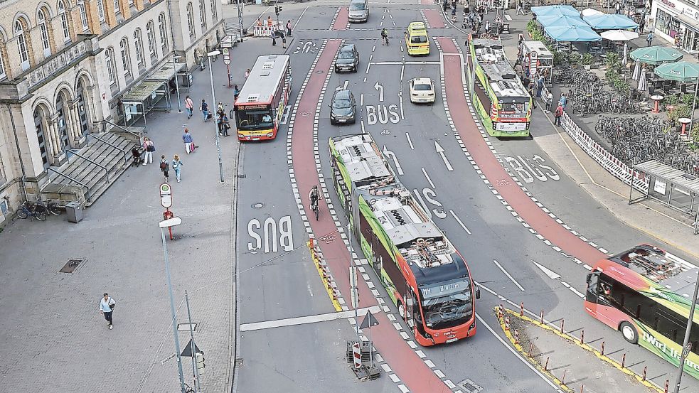 Der Neumarkt ist in Osnabrück DER Verkehrsknotenpunkt in der Innenstadt. Der Platz wird umgestaltet, es sollen weniger Busse über den Bereich fahren. Foto: Jörn Martens