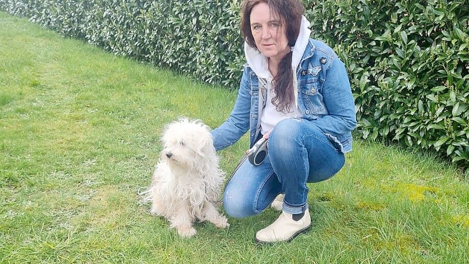 Regina Meyer mit dem Hund, der bei ihrem Sohn bleiben sollte. Foto: Privat