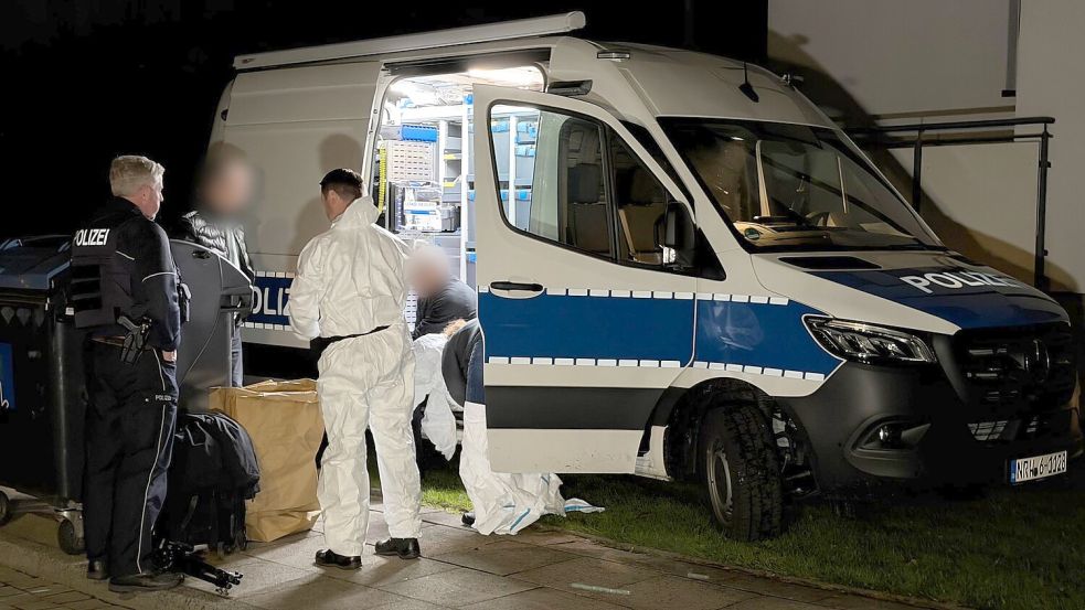 Polizei und Spurensicherung untersuchten die Wohnung, in der die Leiche in der Kühltruhe gefunden wurde. Foto: Christian Müller/dpa