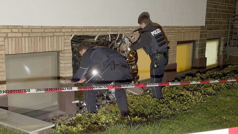 Einsatzkräfte sichern Spuren am Tatort. Foto: Christian Müller/dpa