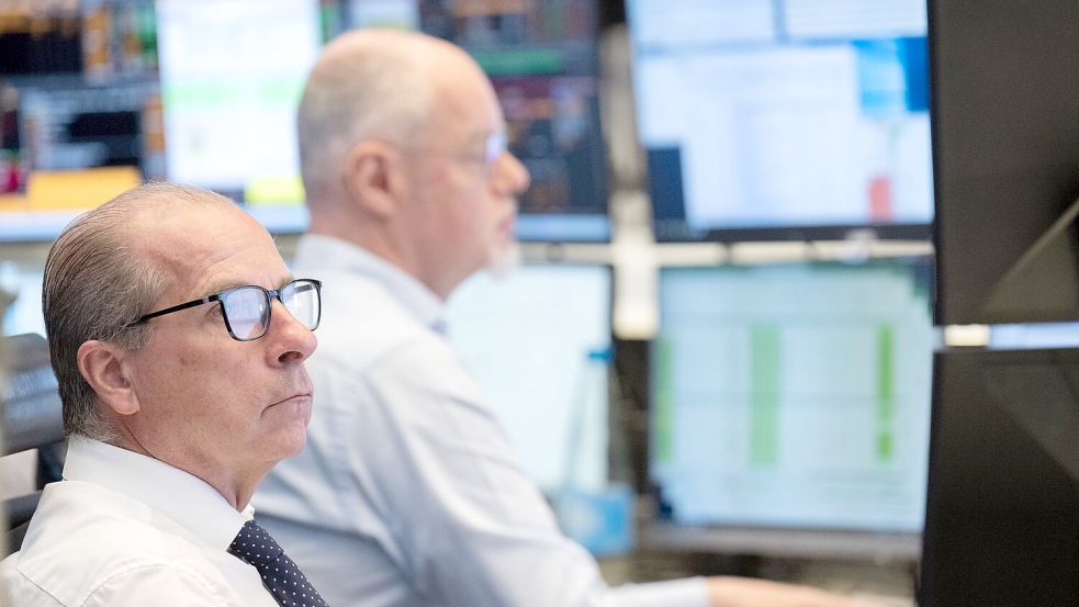 Der deutsche Leitindex DAX startete am Montag mit einem Minus. Foto: Boris Roessler