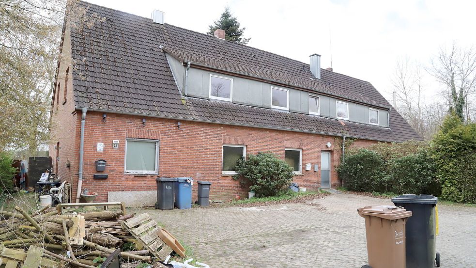 Die Obdachlosenunterkunft der Gemeinde Saterland am Kanalweg im Ortsteil Ramsloh soll abgerissen werden. Nach Angaben der Gemeinde ist das Gebäude technisch und baulich nicht mehr mit vertretbarem Aufwand bewohnbar zu halten. Am Standort ist eine Containerlösung geplant. Foto: Hans Passmann