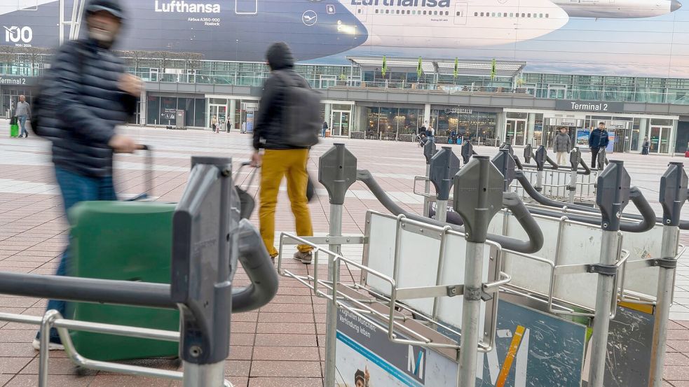 Wegen des festgefahrenen Tarifkonflikts bei Lufthansa fallen wieder hunderte Flüge aus. Foto: Peter Kneffel/dpa