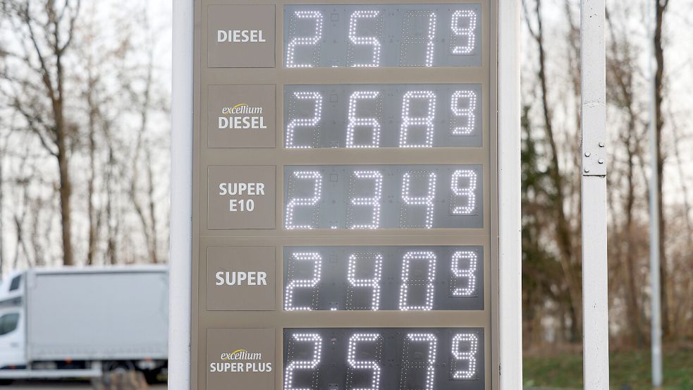 Ganz so hoch sind die Spritpreise aktuell zwar nicht mehr, aber Autofahrer – und letztlich ja auch die Wirtschaft und alle anderen Verbraucher – haben ganz schön unter den Energiepreisen zu leiden. 17 Cent weniger könnten schon ein wenig helfen. Foto vom 7. März 2026 an der Autobahnraststätte Siegerland Ost: Rene Traut/Imago