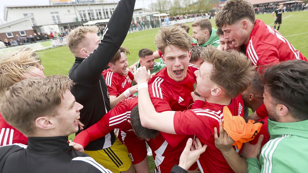 Der Jubel beim TuS Pewsum kannte vor der Rekordkulisse keine Grenzen. Fotos: Jens Doden