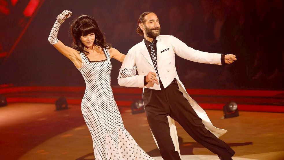 Aus gesundheitlichen Gründen ist Esther Schweins (l.) vorzeitig raus aus der Show. (Archivbild) Foto: Thomas Banneyer