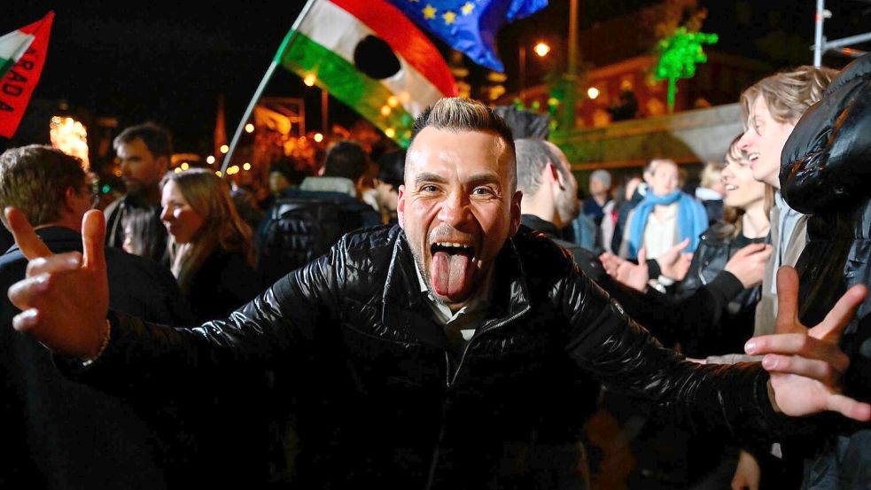 In Budapest und vielen anderen Städten des Landes feierten die Menschen ausgelassen den Wahlsieg der Tisza-Partei. Foto: Denes Erdos
