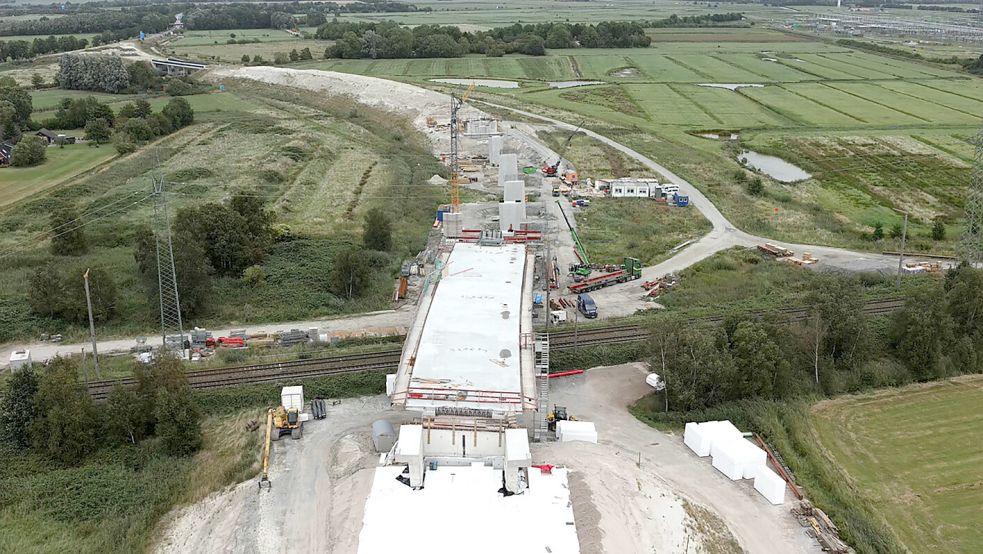 Blick auf die Baustelle der Friesland-Umgehung (B210), die die Autobahn-Anschlussstelle Emden-Ost mit der Landesstraße 2 in Borssum verbinden soll. Dafür musste unter anderem eine Brücke über die Bahngleise gebaut werden. Foto: NLStBV/Archiv