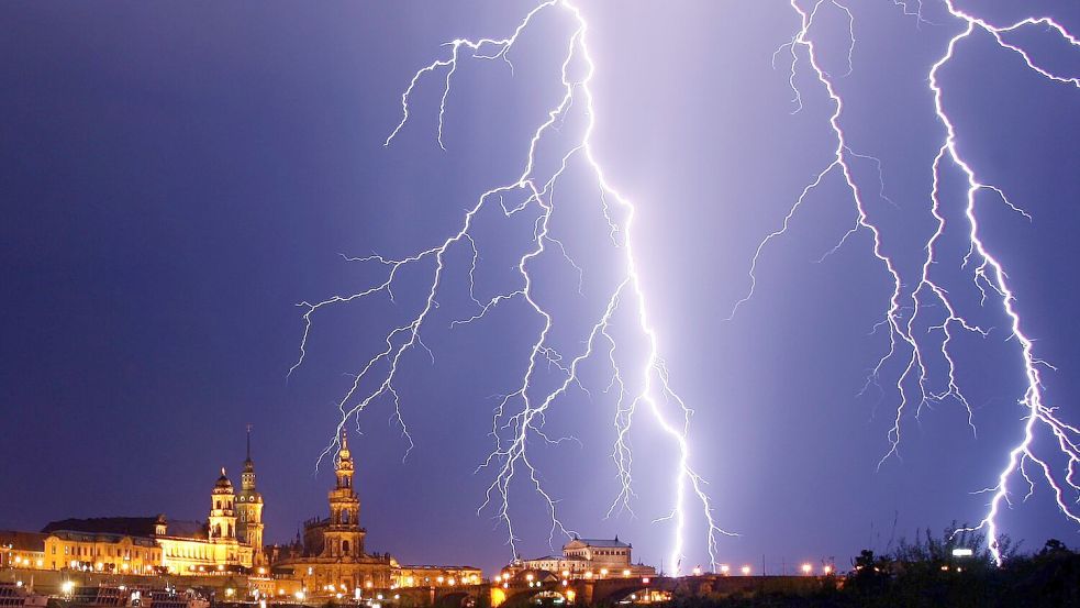 Auch wenn dieser Blitz über Dresden beeindruckend aussieht - die Stadt liegt im Ranking nur auf Platz 331. (Archivbild) Foto: Ralf Hirschberger