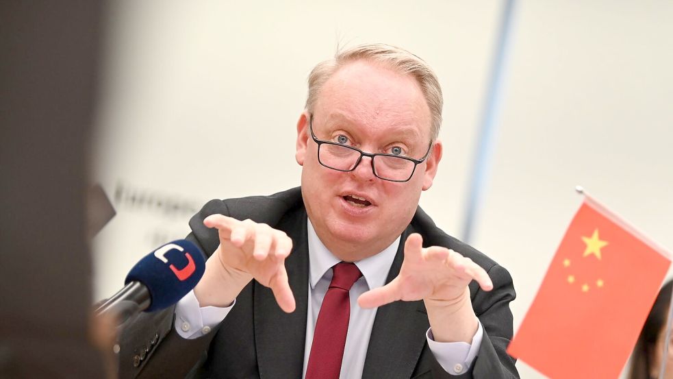 Kammerpräsident Eskelund sieht Gefahr durch China für europäische Firmen mancher Branchen. Foto: Johannes Neudecker/dpa