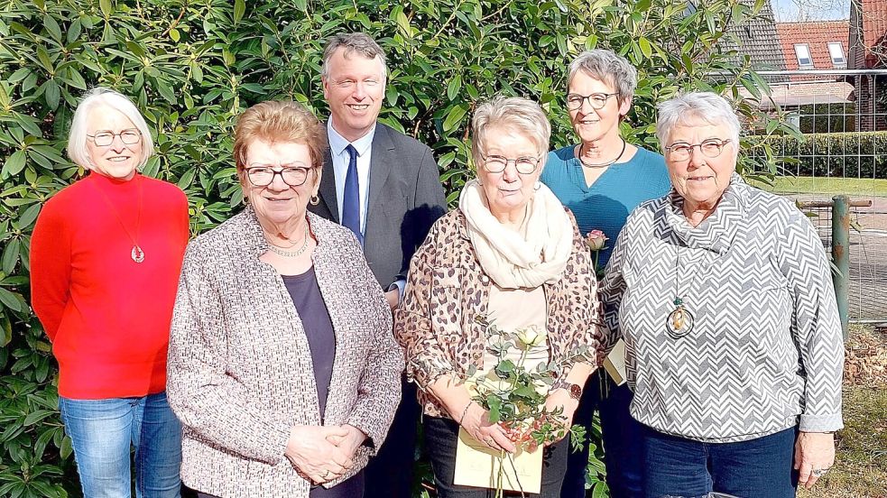 Die neue Kassenwartin Rixte Zimmer (von links), Mitglied Lisa Dreyer, Vorsitzender Arno Ulrichs, die stellvertretende Vorsitzende Hildegard Saathoff sowie die Mitglieder Magret Pupkes und Agnes Kuhlmann waren bei der Awo-Versammlung dabei. Foto: privat