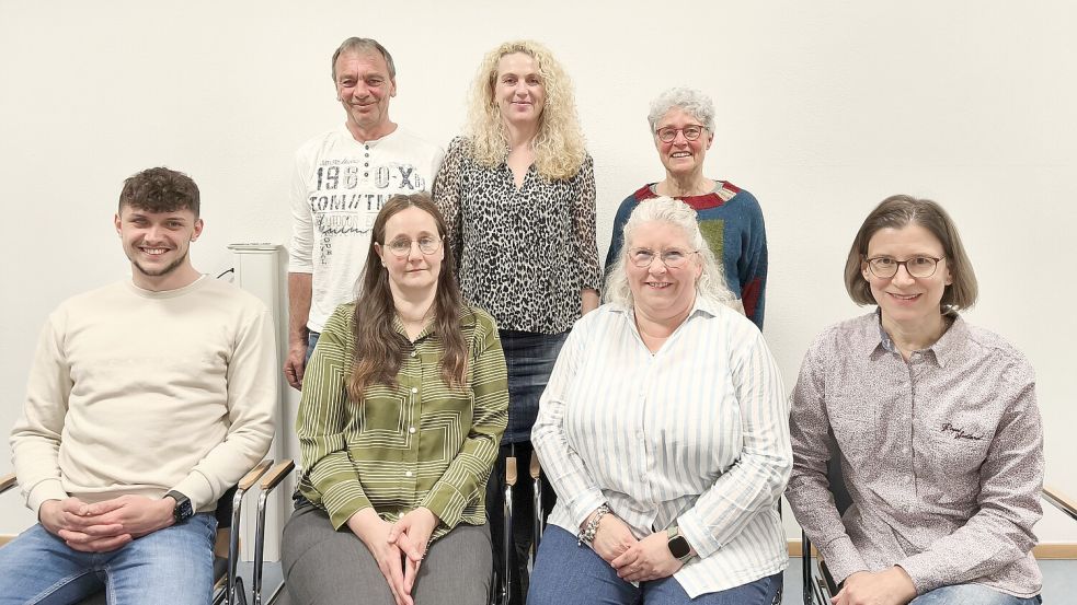 Als geschäftsführender Vorstand im Schwimmverein Hesel fungieren (stehend, von links) Holger Düring, Silvia Meinen und Susan Schädler. Den erweiterten Vorstand bilden (von links) Jonas Düring, Tatjana Podlogar, Britta Oelrichs und Anke Damm. Es fehlt Jugendleiterin Shila Vögt. Foto: privat