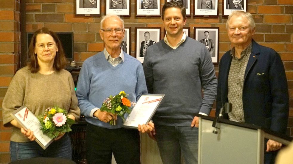 Monika Post (von links) und Werner Klattenberg wurden für ihre Treue zum Verein geehrt. Der stellvertretende Voristzende Johannes Voigt sowie MTV-Chef Wilfried Theessen überreichten den Jubilaren Urkunden und Blumen. Foto: privat
