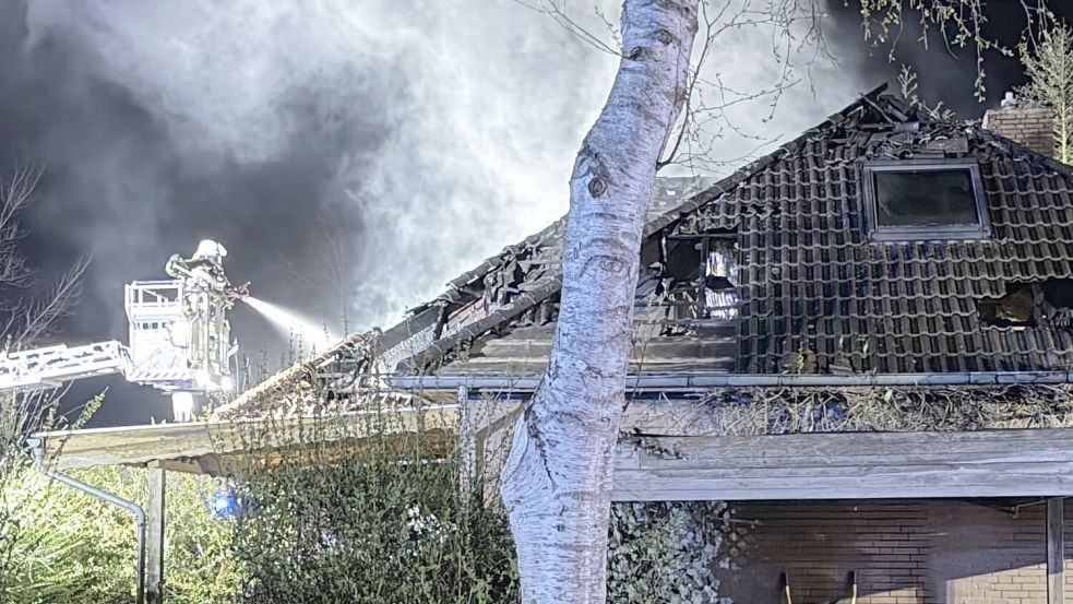 Mithilfe der Drehleiter der Feuerwehr Simonswolde wurde das Feuer gelöscht. Foto: Feuerwehren Gemeinde Ihlow