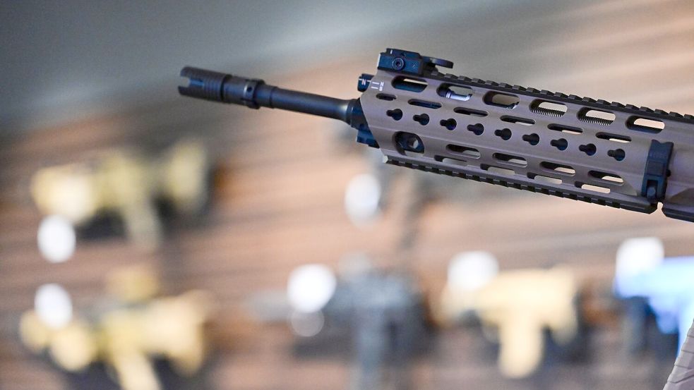 Ein Gewehr von Heckler & Koch in einem Ausstellungsraum der Firma in Oberndorf. Foto: Bernd Weißbrod